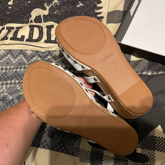 White metallic sandals size 7 - Picture 2 of 7